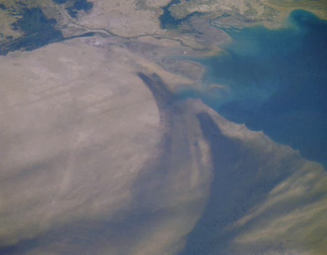 Photo: STS037-152-184