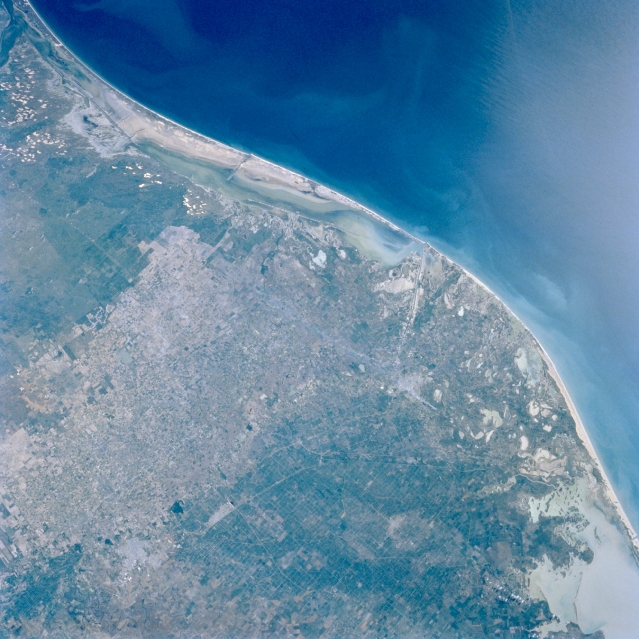 Photo: STS056-77-61