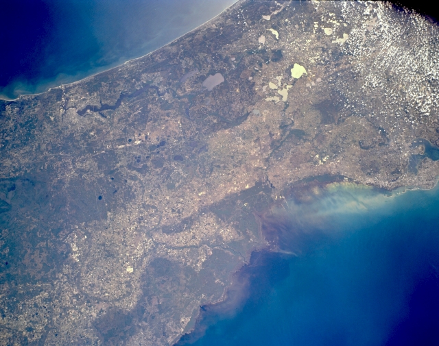 Photo: STS062-153-146